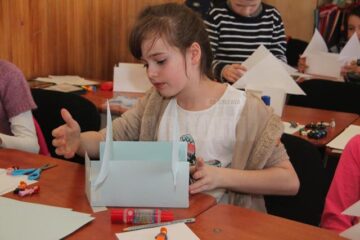 La prima lecție, elevii clasei a III-a C, de la Școala Gimnazială Nr. 1 din Suceava au construit fiecare câte o casă pentru un omuleț LEGO