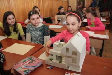 La prima lecție, elevii clasei a III-a C, de la Școala Gimnazială Nr. 1 din Suceava au construit fiecare câte o casă pentru un omuleț LEGO