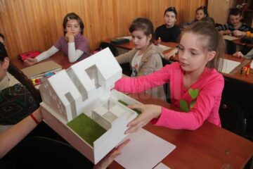 La prima lecție, elevii clasei a III-a C, de la Școala Gimnazială Nr. 1 din Suceava au construit fiecare câte o casă pentru un omuleț LEGO