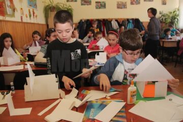 La prima lecție, elevii clasei a III-a C, de la Școala Gimnazială Nr. 1 din Suceava au construit fiecare câte o casă pentru un omuleț LEGO