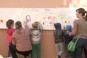 Pe coli de dimensiuni mari, expuse pe pereții din exteriorul grădiniței, la înălțimea copiilor, micuții au ilustrat „povești de familie”