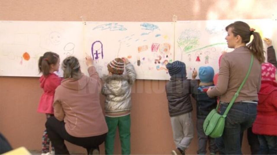 Pe coli de dimensiuni mari, expuse pe pereții din exteriorul grădiniței, la înălțimea copiilor, micuții au ilustrat „povești de familie”