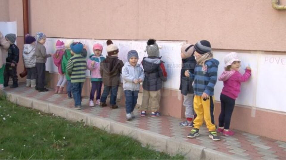 Pe coli de dimensiuni mari, expuse pe pereții din exteriorul grădiniței, la înălțimea copiilor, micuții au ilustrat „povești de familie”