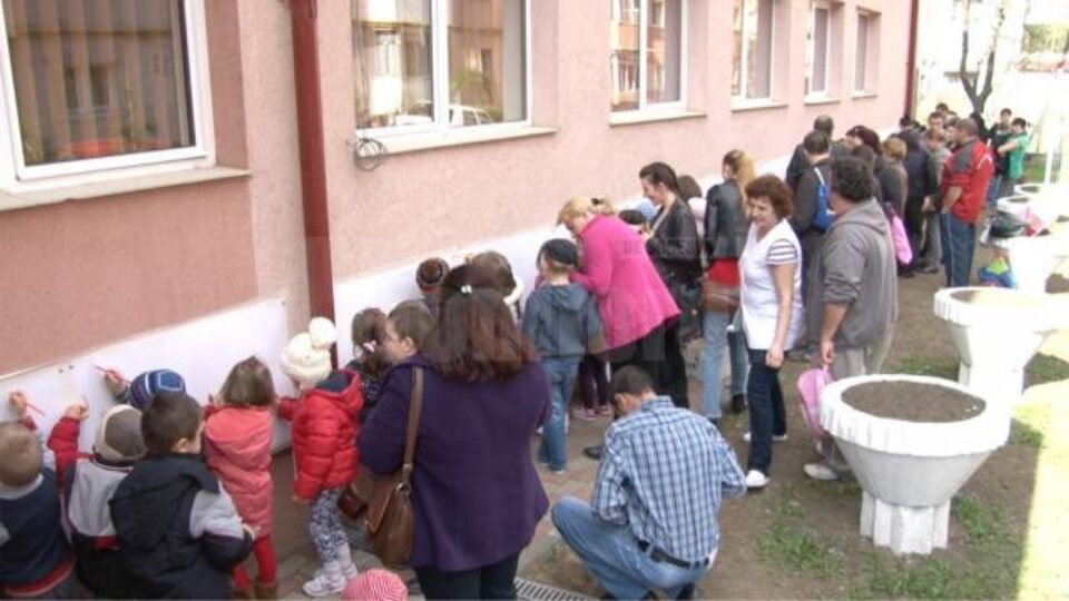 Pe coli de dimensiuni mari, expuse pe pereții din exteriorul grădiniței, la înălțimea copiilor, micuții au ilustrat „povești de familie”