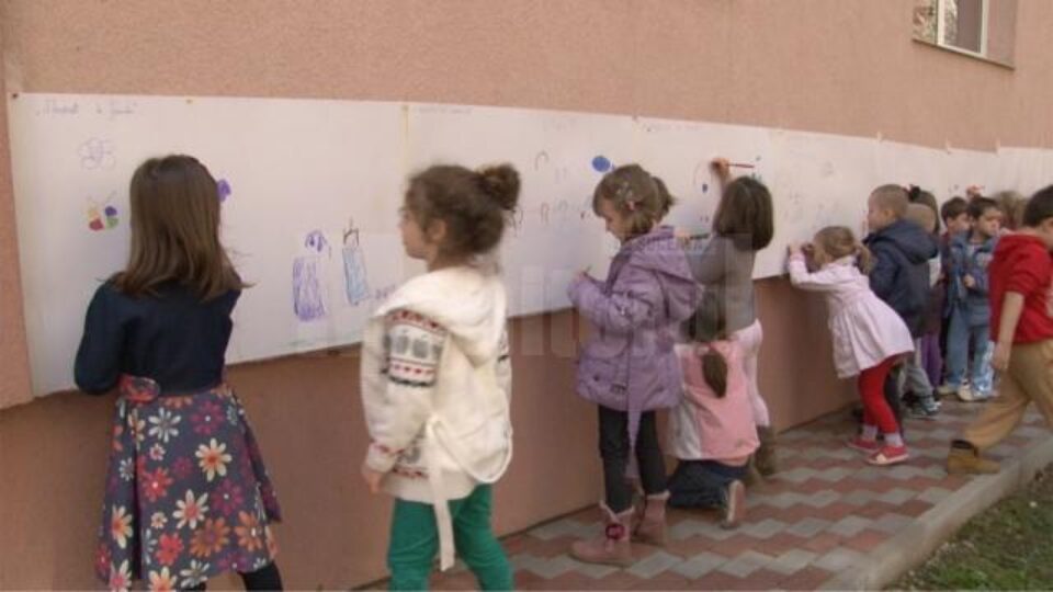 Pe coli de dimensiuni mari, expuse pe pereții din exteriorul grădiniței, la înălțimea copiilor, micuții au ilustrat „povești de familie”