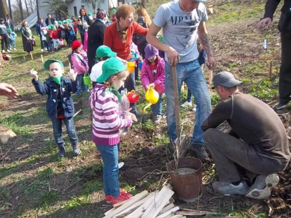 Micuții au udat puieții, au acoperit gropile, au tasat solul și au ales copăcei de care vor avea grijă