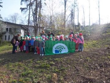 Micuții au udat puieții, au acoperit gropile, au tasat solul și au ales copăcei de care vor avea grijă