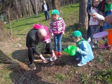Micuții au udat puieții, au acoperit gropile, au tasat solul și au ales copăcei de care vor avea grijă