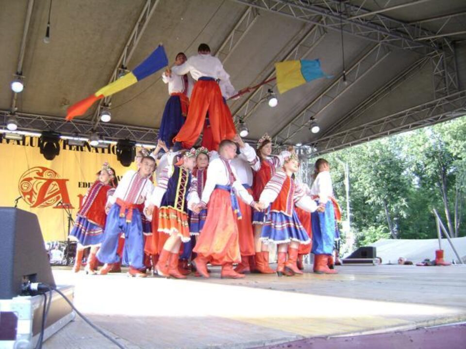 Ansamblul „Cervona Kalena” din Negostina
