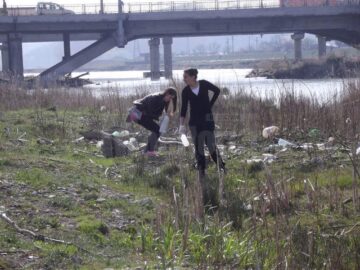 Elevii au derulat activități cu caracter ecologic în lunca râului Suceava