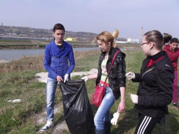 Elevii au derulat activități cu caracter ecologic în lunca râului Suceava