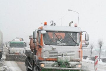 Utilajele de deszăpezire patrulează pe drumurile din județul Suceava