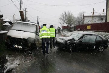 Impactul dintre cele două mașini a fost violent, șoferul BMW-ului suferind leziuni grave după ce s-a lovit cu capul de parbriz