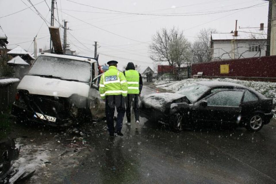 Impactul dintre cele două mașini a fost violent, șoferul BMW-ului suferind leziuni grave după ce s-a lovit cu capul de parbriz Impactul dintre cele două mașini a fost violent, șoferul BMW-ului suferind leziuni grave după ce s-a lovit cu capul de parbriz