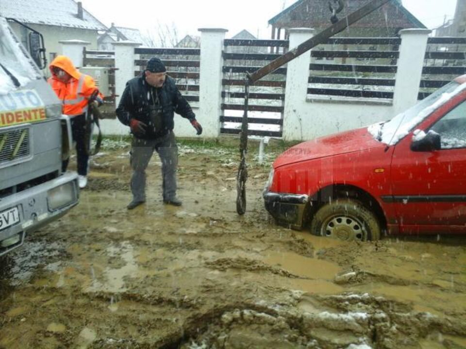 Autoturismul a fost scos din șanț după intervenția celor de la tractări auto