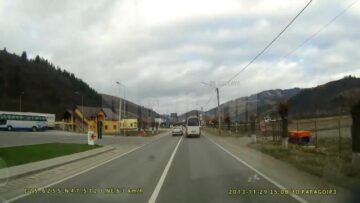 Șoferul de pe Dacia Logan face o mulțime de manevre neregulamentare