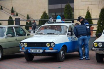 La paradă a participat și o Dacie în culorile alb-albastre ale miliției comuniste