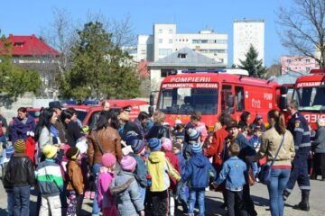 Pompierii ISU Suceava și-au deschis porțile pentru mii de copii din tot județul