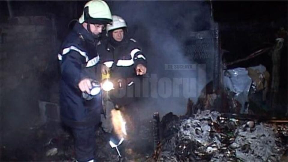În baracă, în locul unde era patul, pompierii au găsit rămășițele carbonizate ale bărbatului