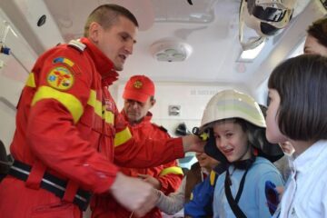 Pompierii ISU Suceava și-au deschis porțile pentru mii de copii din tot județul