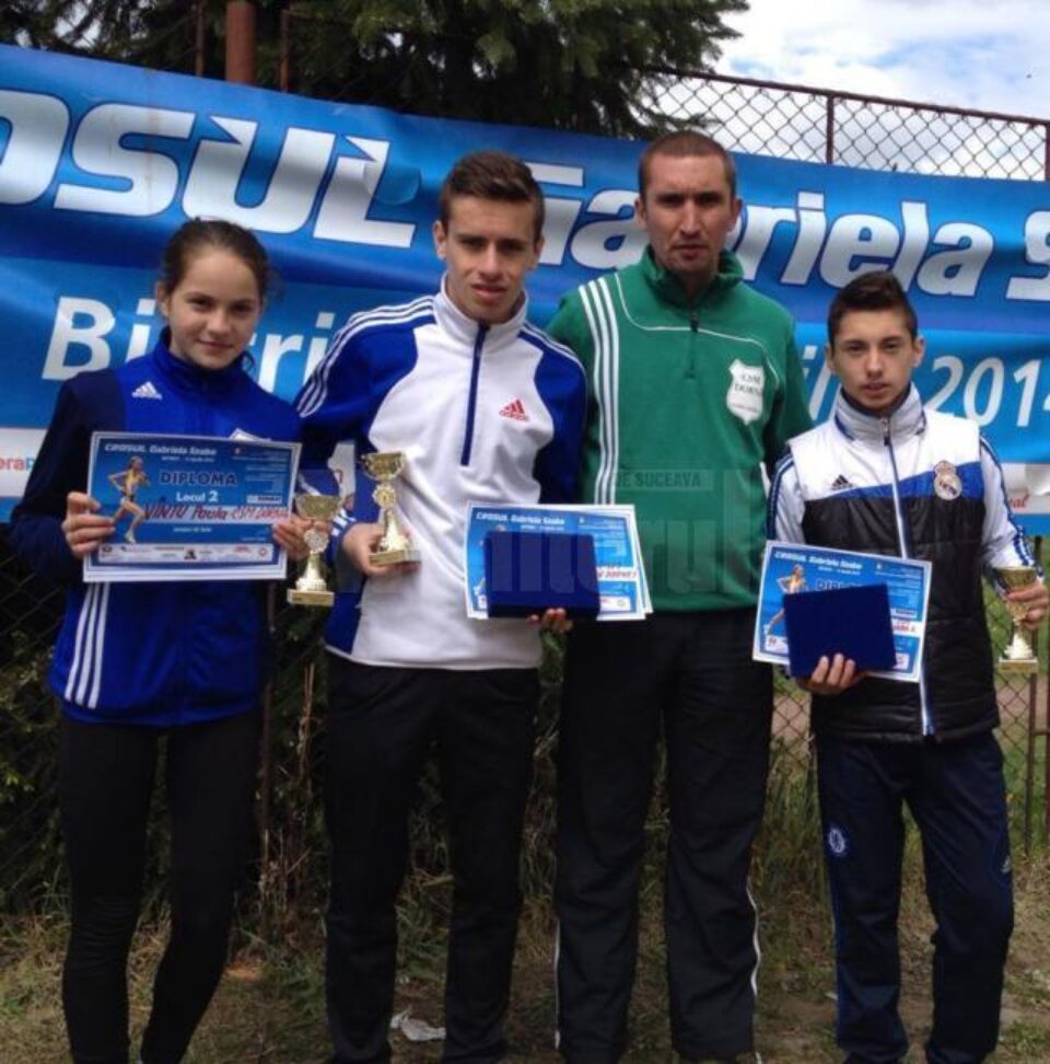 Cei trei atleți dorneni medaliați la Crosul Gabriela Szabo, alături de antrenorul Cristian Prâsneac Cei trei atleți dorneni medaliați la Crosul Gabriela Szabo, alături de antrenorul Cristian Prâsneac