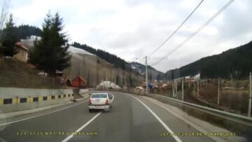 Șoferul de pe Dacia Logan face o mulțime de manevre neregulamentare