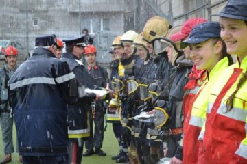 Efortul elevilor a fost răsplătit de șeful ISU Suceava cu diplome și plachete onorifice