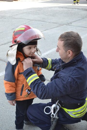 Pompierii ISU Suceava și-au deschis porțile pentru mii de copii din tot județul