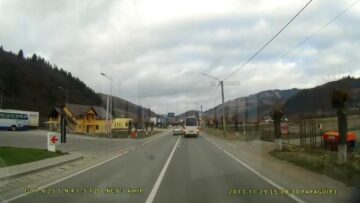 Șoferul de pe Dacia Logan face o mulțime de manevre neregulamentare