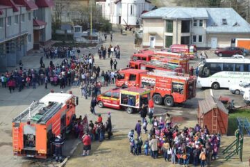 Pompierii ISU Suceava și-au deschis porțile pentru mii de copii din tot județul