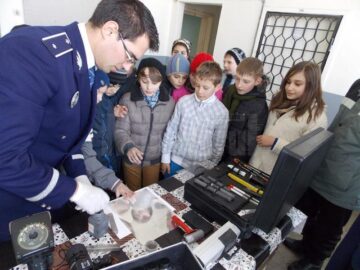 “Școala altfel”, la poliție