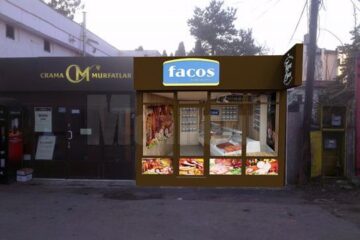 Magazinul FACOS este situat pe aleea principală de acces spre Piața Mică și are program zilnic, între orele 7 și 18