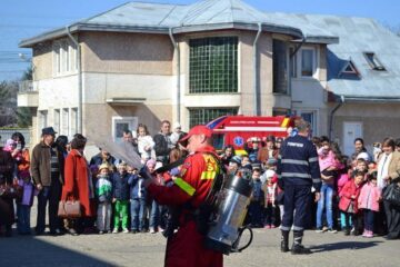 Pompierii ISU Suceava și-au deschis porțile pentru mii de copii din tot județul