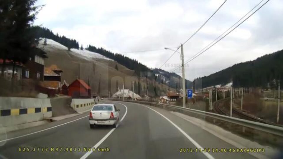 Șoferul de pe Dacia Logan face o mulțime de manevre neregulamentare