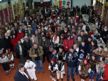 Public numeros la Festivalul Ouălor Încondeiate de la Moldovița