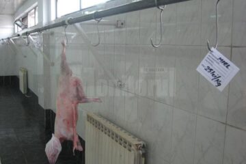Ieri, la prânz, în hala amenajată în Piața Mare mai era la vânzare doar un miel