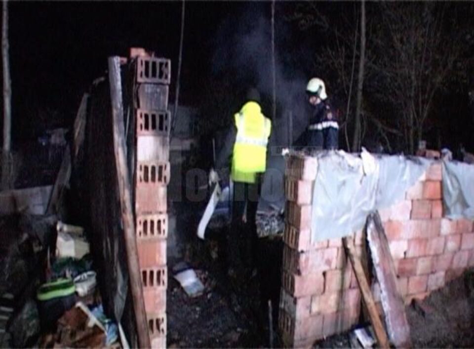 Ce a mai rămas din baraca în care s-a aflat bărbatul din Ipotești