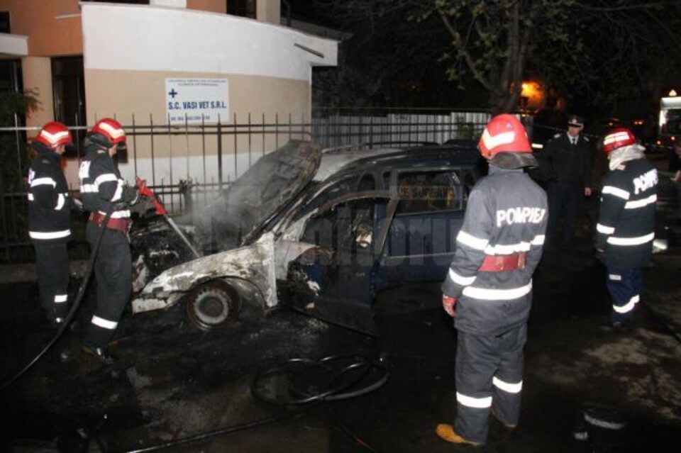 Mașina unui polițist sucevean, cuprinsă de flăcări luni noapte