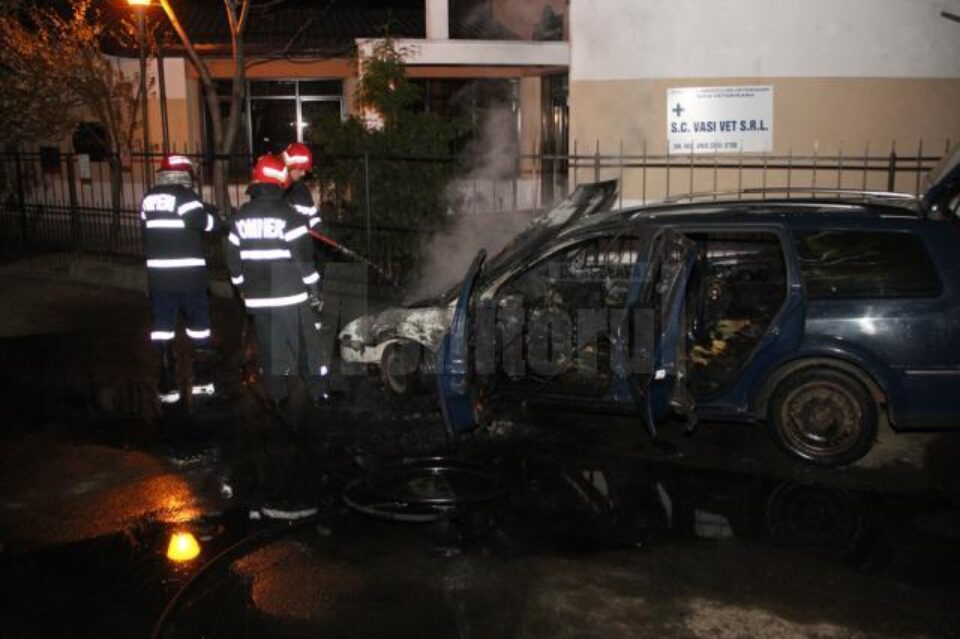 Mașina unui polițist sucevean, cuprinsă de flăcări luni noapte