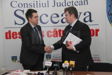 Contractul de împrumut a fost semnat în cursul zilei de marți de președintele CJ Suceava, Cătălin Nechifor, și de managerul pentru relații cu clienții din cadrul UniCredit Țiriac Bank, Cosmin Cătălin Gheorghe
