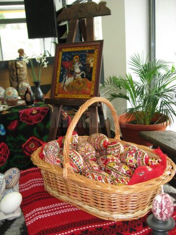 Expoziția „Oul încondeiat - Tradiție și modernitate”, realizată de artistul popular Georgeta Iliuță