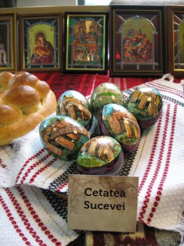 Expoziția „Oul încondeiat - Tradiție și modernitate”, realizată de artistul popular Georgeta Iliuță