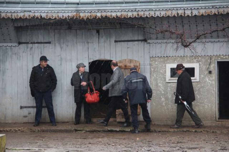 În huiduielile rudelor și vecinilor, bunurile au fost predate celui care le-a câștigat în instanță În huiduielile rudelor și vecinilor, bunurile au fost predate celui care le-a câștigat în instanță