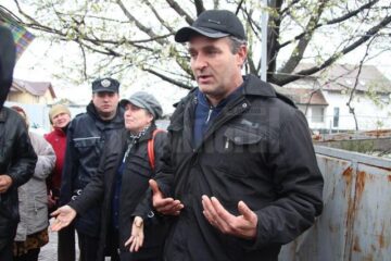 Constantin Carpiuc: “În Săptămâna Mare...numai Paști nu-i. Stăm în ploaie și mă uit la casa la care am muncit”.