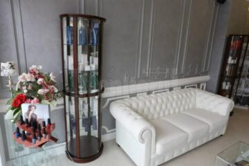Situat pe Calea Obcinilor nr. 1, Allur Hair&Beauty este deschis de marți până sâmbătă, între orele 09.30-18.00
