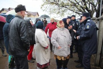 În huiduielile rudelor și vecinilor, bunurile au fost predate celui care le-a câștigat în instanță