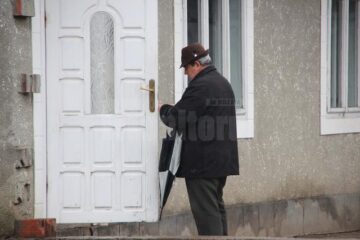 În huiduielile rudelor și vecinilor, bunurile au fost predate celui care le-a câștigat în instanță