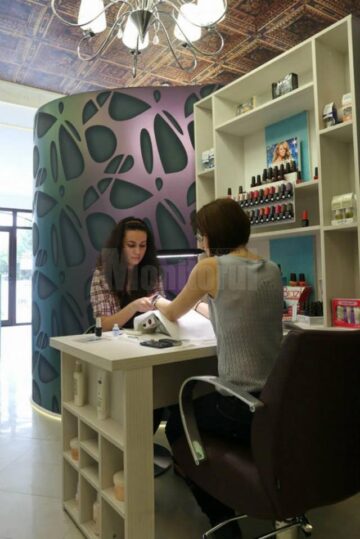Situat pe Calea Obcinilor nr. 1, Allur Hair&Beauty este deschis de marți până sâmbătă, între orele 09.30-18.00