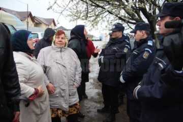 În huiduielile rudelor și vecinilor, bunurile au fost predate celui care le-a câștigat în instanță