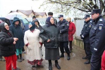 În huiduielile rudelor și vecinilor, bunurile au fost predate celui care le-a câștigat în instanță